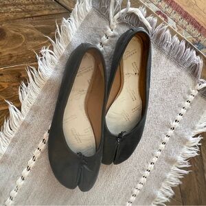 Vero Cuoio Black Split-Toe Ballet Flats with Knot Detail